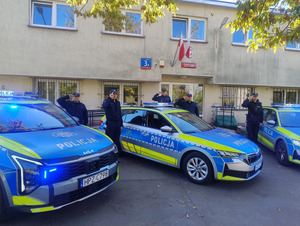 Policjanci oddają honory.