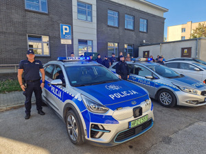 Policjanci oddają honory.