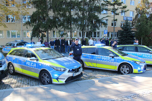 Policjanci oddają honory.