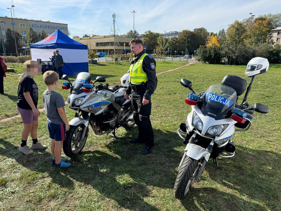 Policjanci stoją przy motorach.
