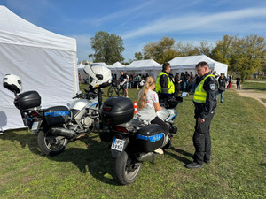 Policjanci stoją przy motorach.