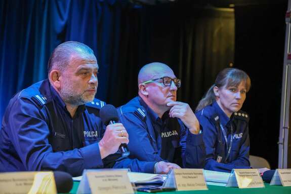 Policjanci siedzą przy stole.