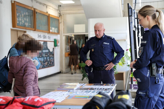 Policjanci przy stoisku.