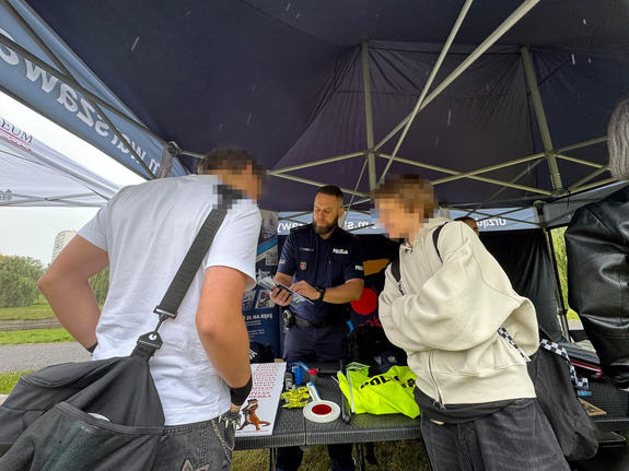 Policjant na pikniku.