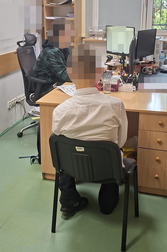 Policjant z zatrzymanym.
