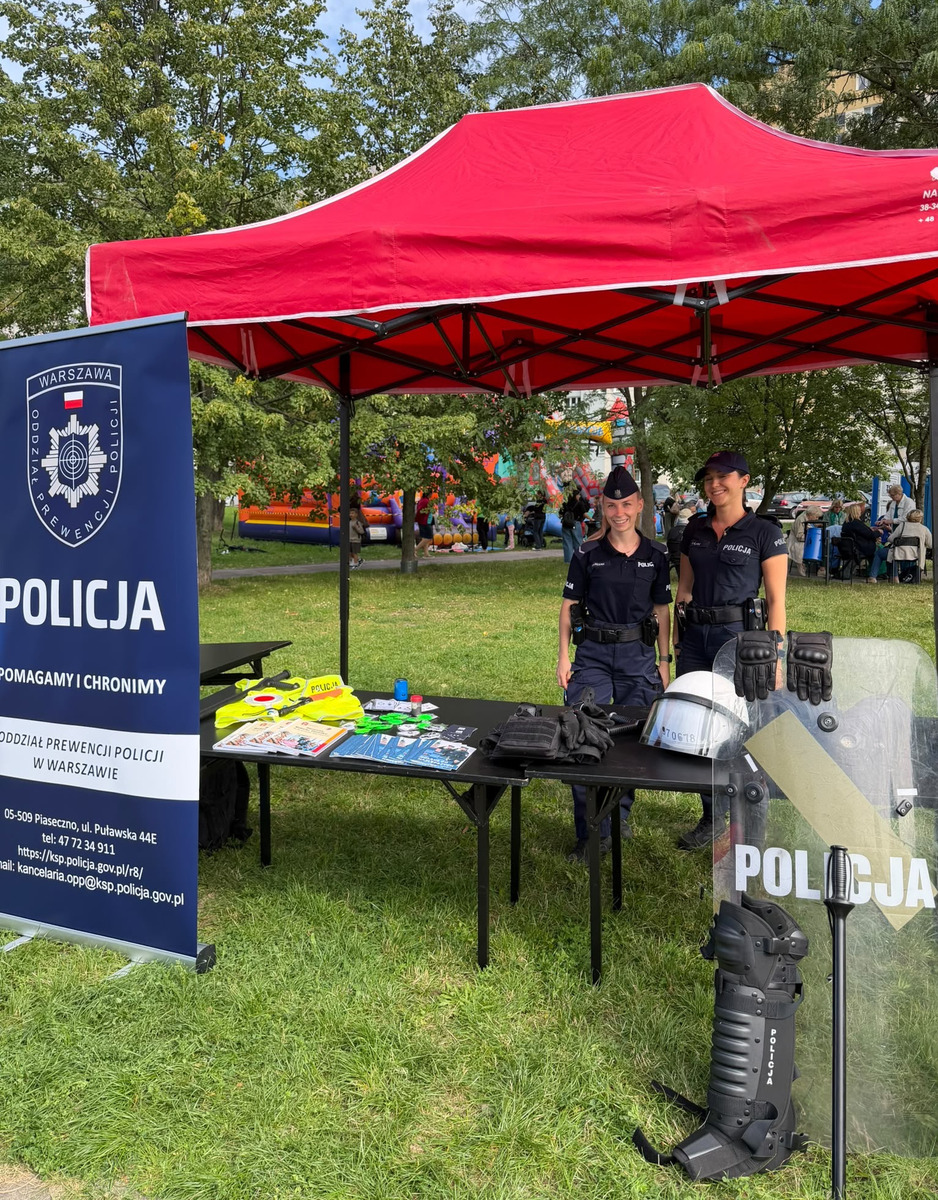 Policjanci z KRP Warszawa V i OPP na międzypokoleniowej potańcówce na Bielanach